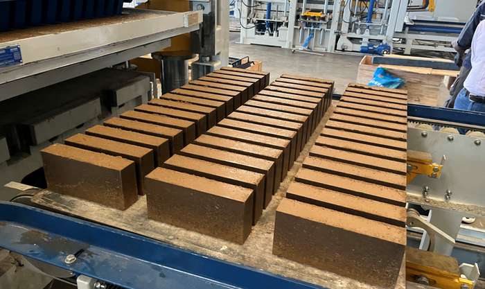 ZN1500 visiškai automatinė plytų gamybos mašina suteikia Rytų Kinijos klientui galimybę naudoti dumblo išteklius